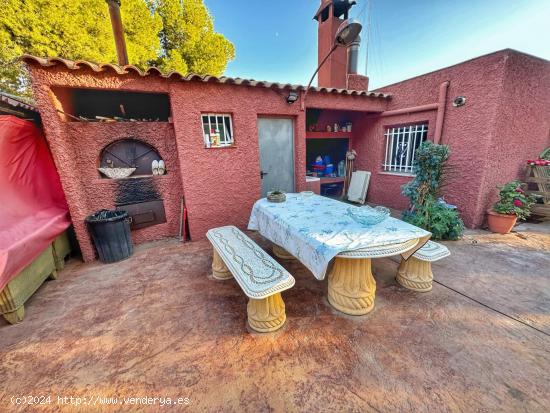 CHALET CON PISCINA Y BARBACOA EN PETRER - ALICANTE