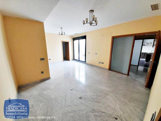 PRÓXIMO CALLE SEVILLA, PISO 100M²,  URB. CERRADA, 2 DORMITORIOS, GARAJE - CADIZ