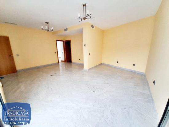 PRÓXIMO CALLE SEVILLA, PISO 100M²,  URB. CERRADA, 2 DORMITORIOS, GARAJE - CADIZ