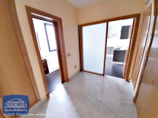 PRÓXIMO CALLE SEVILLA, PISO 100M²,  URB. CERRADA, 2 DORMITORIOS, GARAJE - CADIZ