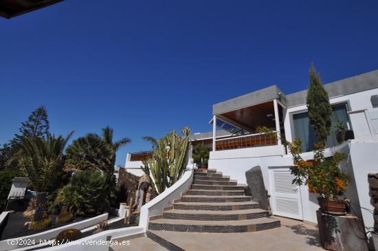 VILLA DE LUJO CON VISTAS AL MAR, PISCINA Y DOS APARTAMENTOS INDEPENDIENTES - LAS PALMAS