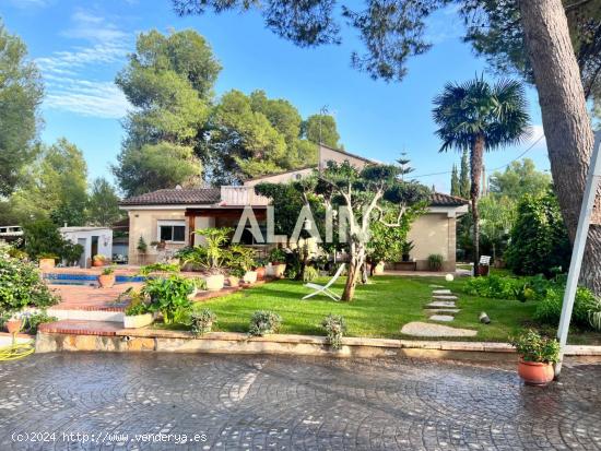  EXCELENTE CHALET CON PARCELA DE 1745M2 - VALENCIA 