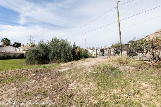 ¿Te falta espacio o lo tuyo es la Agricultura?. Suelo rustico con 6800 metros cuadrados y 2 naves. 