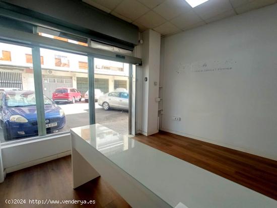 Local comercial con escaparate junto Amador de los Ríos - SEVILLA