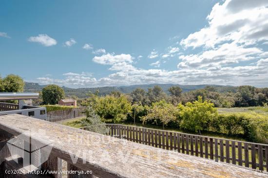 ¡Chalet inmejorable con vistas a la montaña! - BARCELONA