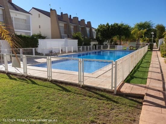 ADOSADO ESQUINERO EN ALQUILER EN LA PLAYA DE LA ALMARDÁ - VALENCIA