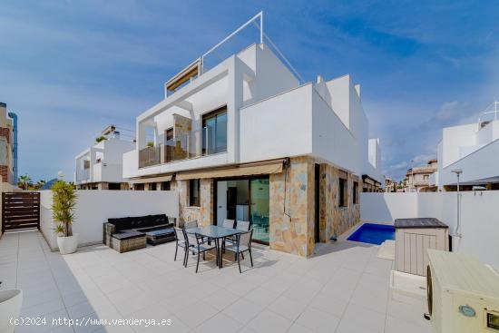 ¡Oportunidad única en Orihuela Costa, zona Lomas de Cabo Roig! 3 Dormitorios, 2 Baños, Piscina pr