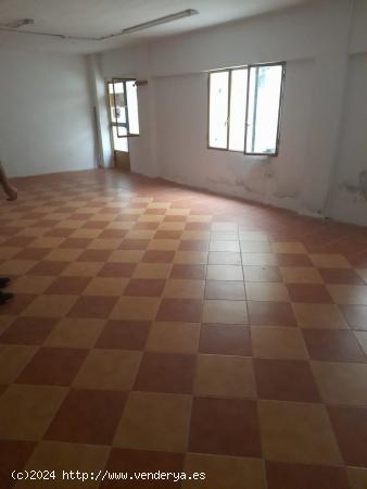 Se vende local en Plaza Italia - CACERES