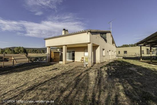 Casa a la urb. del Serrat (Castellnou de Bages) - BARCELONA