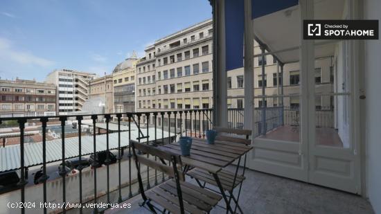 Habitación luminosa en alquiler en el apartamento de 6 dormitorios en L'Esquerra de l'Eixample - BA