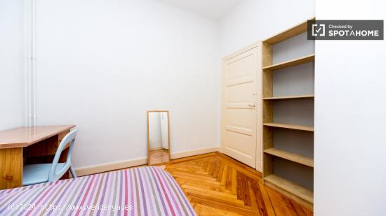 Habitación equipada con cómoda en un apartamento de 9 dormitorios, Malasaña - MADRID