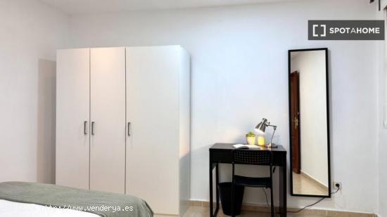 Habitación acogedora con escritorio en el departamento compartido, Puerta del Sol - MADRID