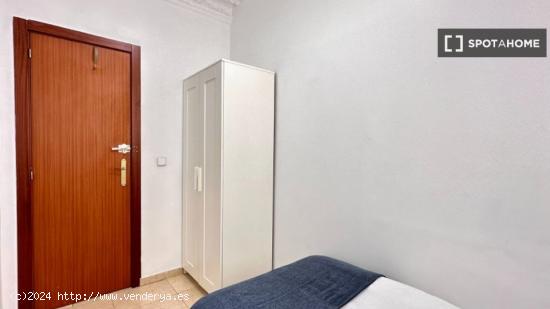 Relajante habitación con calefacción en piso compartido, Puerta del Sol - MADRID