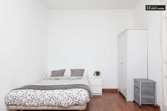  Habitación luminosa con calefacción en apartamento de 8 dormitorios en La Latina, Madrid. - MADRID 