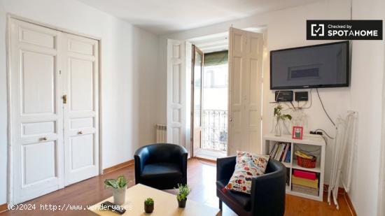 Habitación luminosa con calefacción en apartamento de 8 dormitorios en La Latina, Madrid. - MADRID