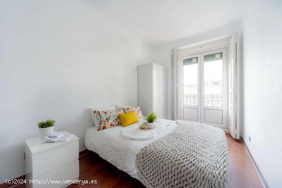 Habitación luminosa con calefacción en apartamento de 8 dormitorios en La Latina, Madrid. - MADRID