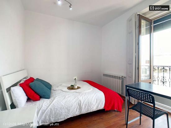 Habitación amueblada con balcón en apartamento de 8 dormitorios en La Latina, Madrid - MADRID