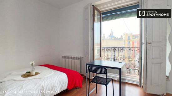 Habitación amueblada con balcón en apartamento de 8 dormitorios en La Latina, Madrid - MADRID