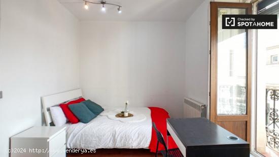 Habitación amueblada con balcón en apartamento de 8 dormitorios en La Latina, Madrid - MADRID