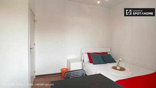 Habitación amueblada con balcón en apartamento de 8 dormitorios en La Latina, Madrid - MADRID