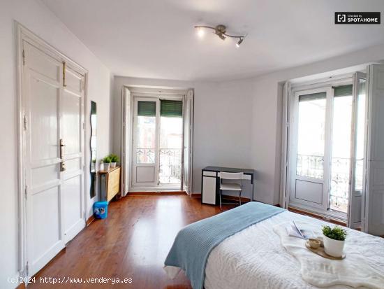 Habitación luminosa con escritorio en apartamento de 8 dormitorios en La Latina, Madrid - MADRID