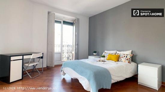 Habitación luminosa con escritorio en apartamento de 8 dormitorios en La Latina, Madrid - MADRID