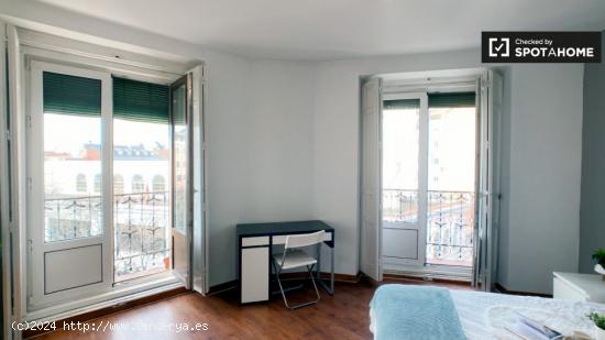 Habitación luminosa con escritorio en apartamento de 8 dormitorios en La Latina, Madrid - MADRID