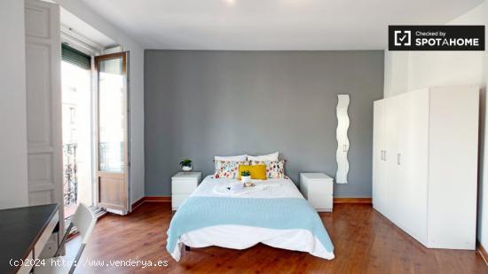 Habitación luminosa con escritorio en apartamento de 8 dormitorios en La Latina, Madrid - MADRID