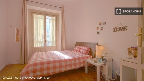 Habitación decorada con calefacción en apartamento de 9 dormitorios, Sol - MADRID