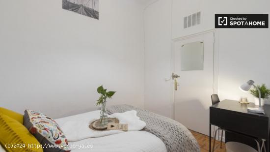 Acogedora habitación con calefacción en piso compartido, Puerta del Sol - MADRID