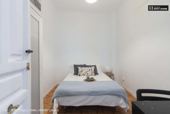  Relajante habitación con calefacción en piso compartido, Puerta del Sol - MADRID 