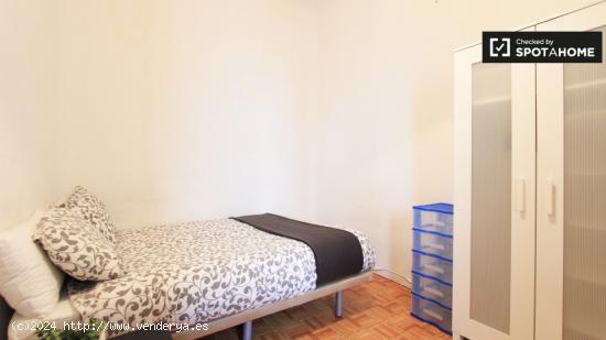 Habitación amueblada con llave independiente en piso compartido, Puerta del Sol - MADRID