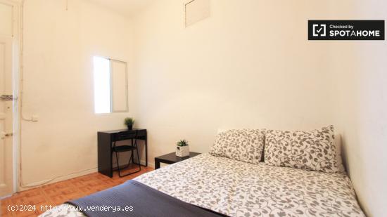 Habitación amueblada con llave independiente en piso compartido, Puerta del Sol - MADRID