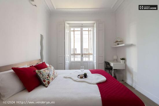 Amplia habitación con escritorio en piso compartido, Puerta del Sol - MADRID