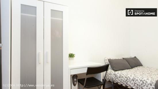 Acogedora habitación con calefacción en piso compartido, Puerta del Sol - MADRID