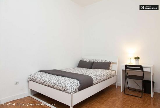  Amplia habitación con escritorio en el departamento compartido, Puerta del Sol - MADRID 