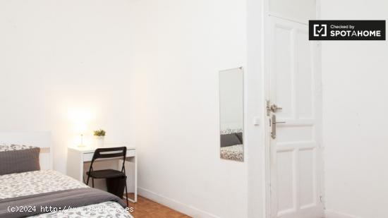 Amplia habitación con escritorio en el departamento compartido, Puerta del Sol - MADRID