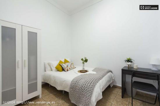 Relajante habitación con calefacción en apartamento de 11 habitaciones, Puerta del Sol - MADRID