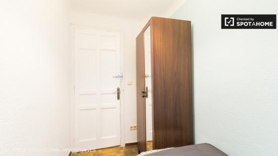 Habitación acogedora con calefacción en un apartamento de 9 dormitorios, Puerta del Sol - MADRID