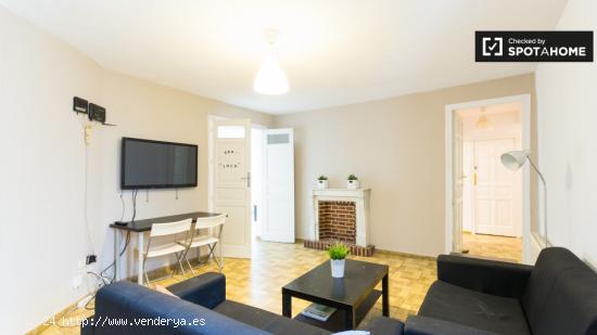 Habitación acogedora con calefacción en un apartamento de 9 dormitorios, Puerta del Sol - MADRID