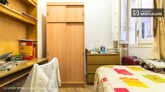 Habitación equipada con cajonera en apartamento de 4 dormitorios, Salamanca - MADRID