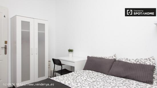 Habitación luminosa con balcón en el apartamento compartido, Puerta del Sol - MADRID