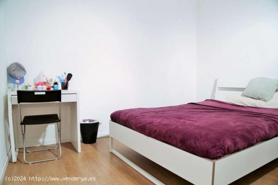  Habitación amueblada con armario independiente en el piso compartido, Puerta del Sol - MADRID 