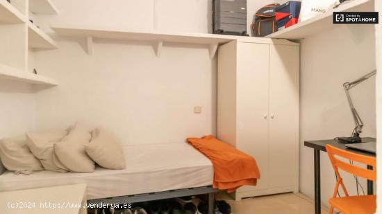 Se alquilan habitaciones en apartamento de 6 dormitorios en Madrid - MADRID