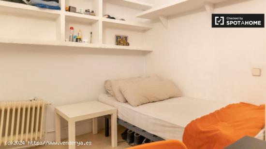 Se alquilan habitaciones en apartamento de 6 dormitorios en Madrid - MADRID