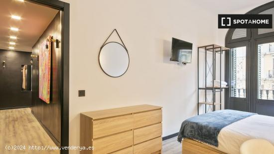 Se alquila habitación en piso de 6 habitaciones en Eixample - BARCELONA