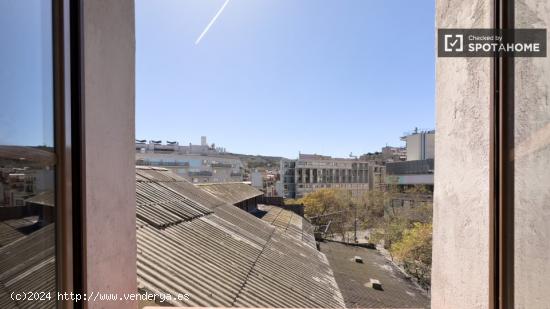 Se alquila habitación en piso de 5 habitaciones en El Raval - BARCELONA