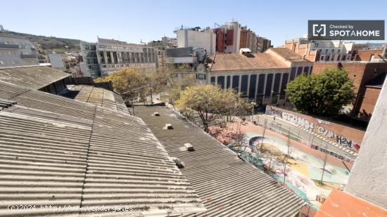 Se alquila habitación en piso de 5 habitaciones en El Raval - BARCELONA