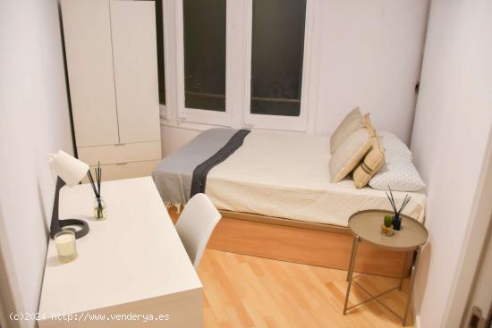 Habitaciones para alquilar en apartamento de 4 dormitorios en Barcelona - BARCELONA