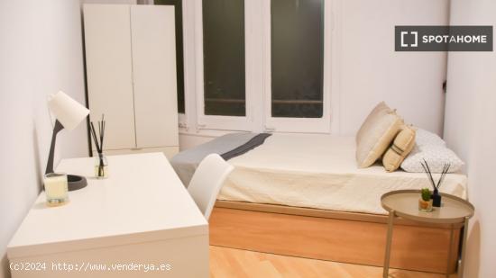 Habitaciones para alquilar en apartamento de 4 dormitorios en Barcelona - BARCELONA